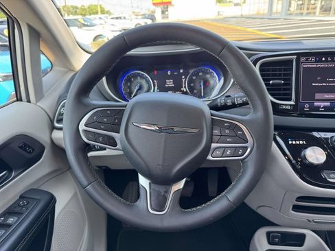 Used 2023 Chrysler Pacifica Touring-L FWD image 15