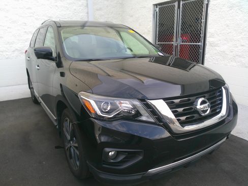 Used 2018 Nissan Pathfinder Platinum image 2