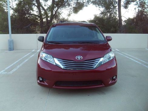 Used 2017 Toyota Sienna XLE w/ XLE Navigation Package FWD image 28
