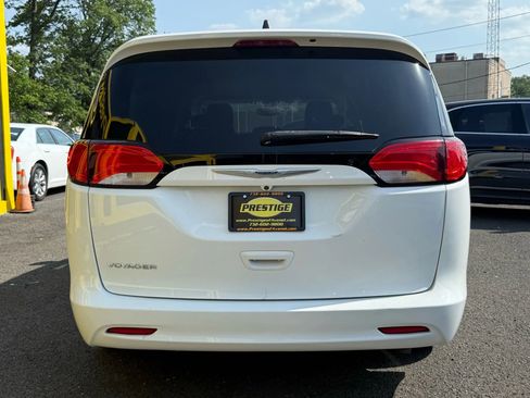Used 2021 Chrysler Voyager Lxi image 5