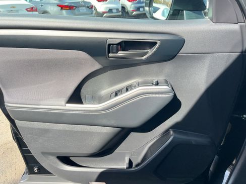 Used 2025 Toyota Highlander LE image 18