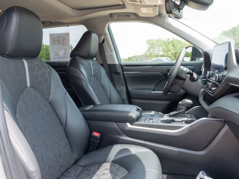 Used 2024 Toyota Highlander XLE AWD/4WD image 25
