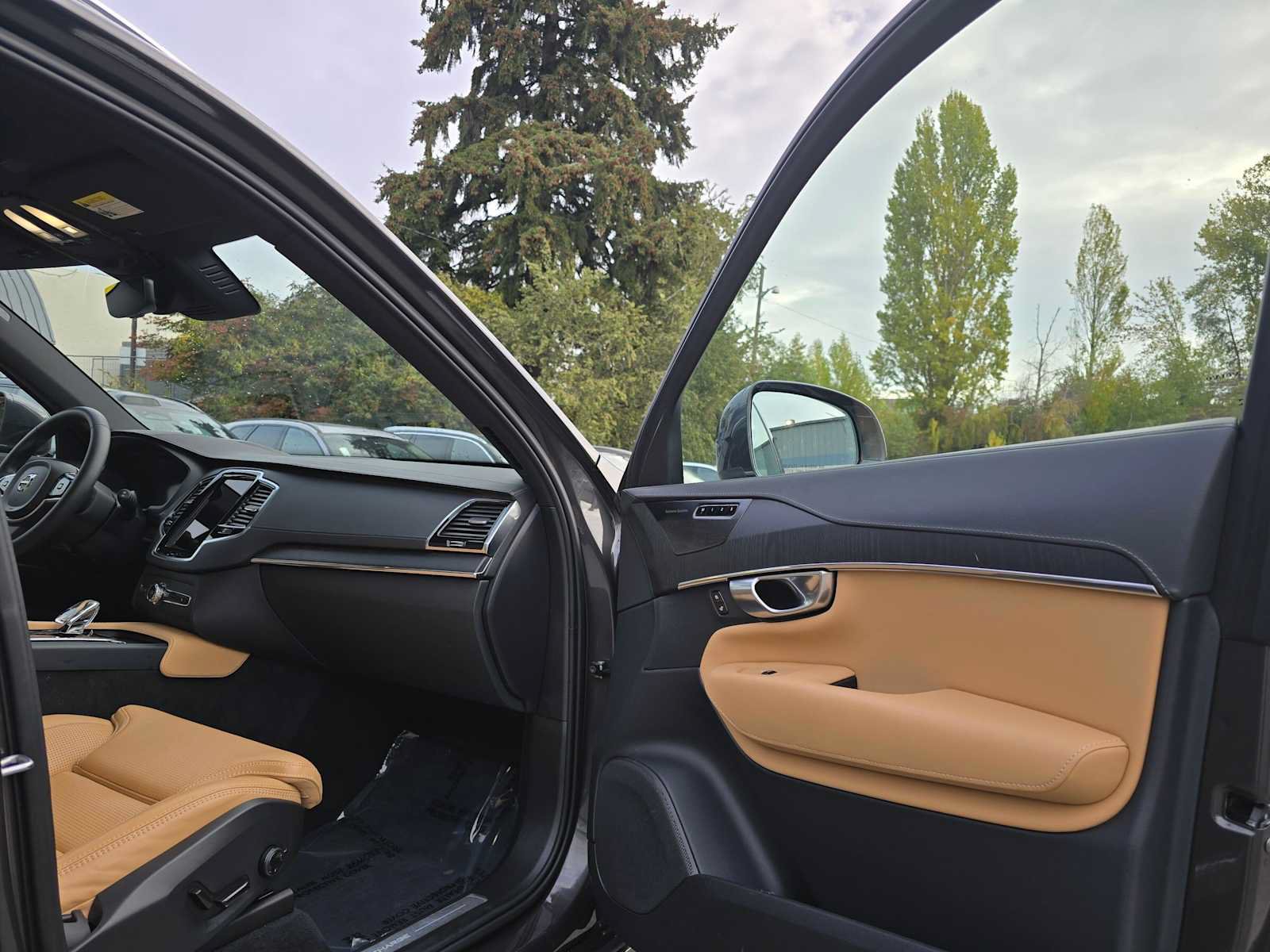 Certified 2024 Volvo XC90 T8 Ultimate w/ Protection Package Premier AWD/4WD image 12