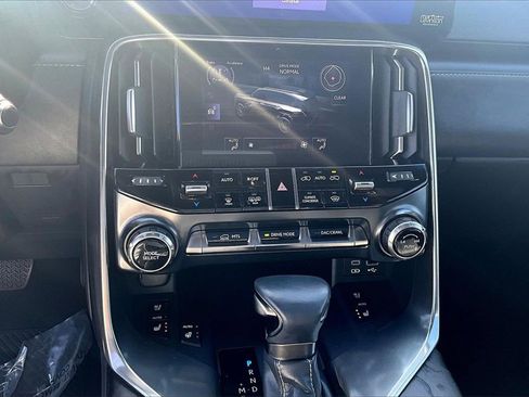 Used 2023 Lexus LX 600 4WD w/ Premium Package image 15