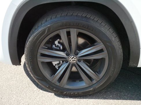 Certified 2022 Volkswagen Atlas Cross Sport SEL R-Line AWD/4WD image 17