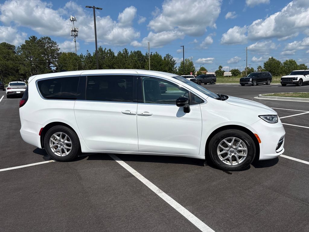 Used 2024 Chrysler Pacifica Touring-L FWD image 34