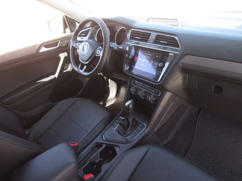 Used 2020 Volkswagen Tiguan SE FWD image 9