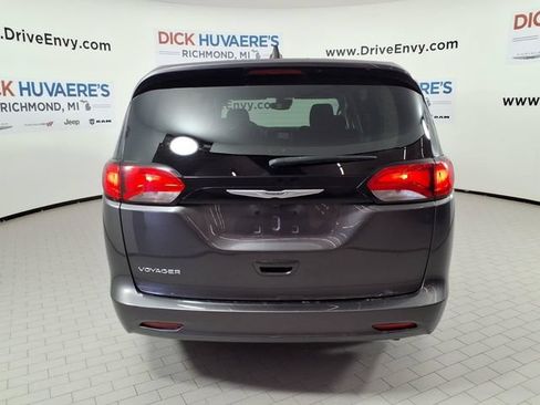 Used 2023 Chrysler Voyager LX FWD image 5