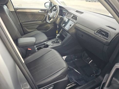 Used 2023 Volkswagen Tiguan SE w/ Panoramic Sunroof Package FWD image 8