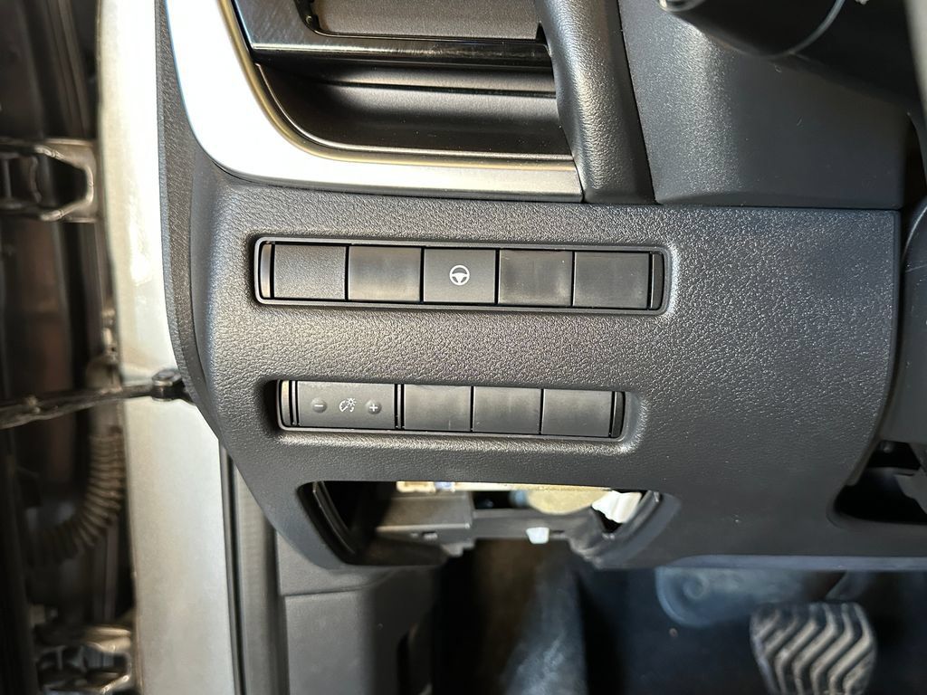 Used 2021 Nissan Rogue SV AWD/4WD image 18