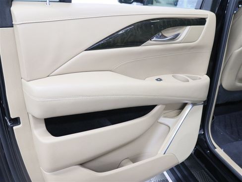 Used 2018 Cadillac Escalade ESV Platinum AWD/4WD image 18