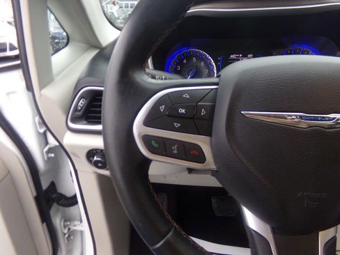 Used 2017 Chrysler Pacifica Touring-L image 19