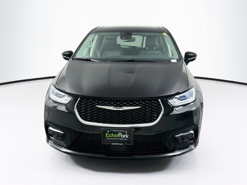 Used 2024 Chrysler Pacifica Touring-L FWD image 2