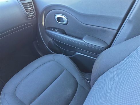 Used 2017 Kia Soul + image 18