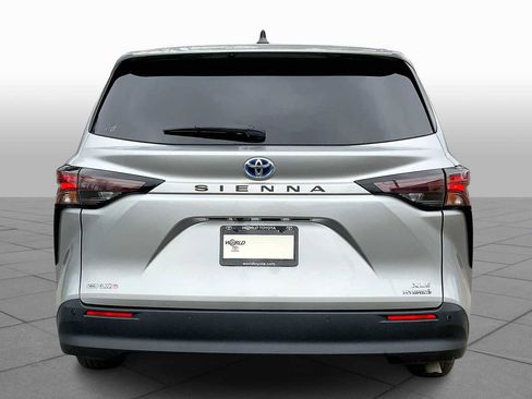 Used 2023 Toyota Sienna XLE FWD image 5