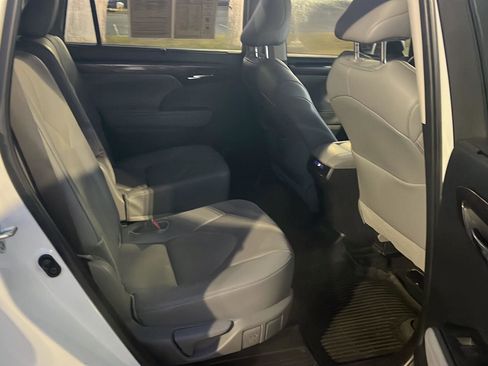 Used 2024 Toyota Highlander Limited image 13