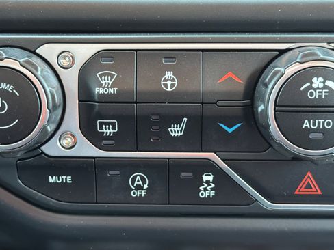 Used 2018 Jeep Wrangler Unlimited Sahara w/ Dual Top Group AWD/4WD image 29