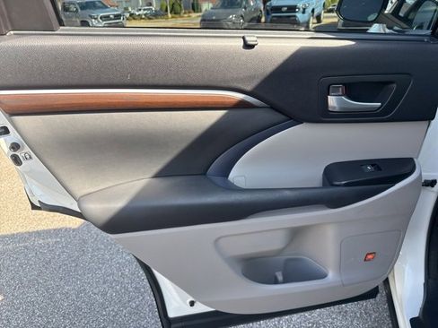 Used 2014 Toyota Highlander Limited image 21