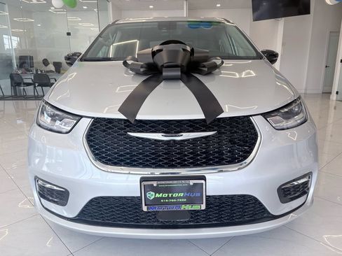 Used 2024 Chrysler Pacifica Touring-L FWD image 2
