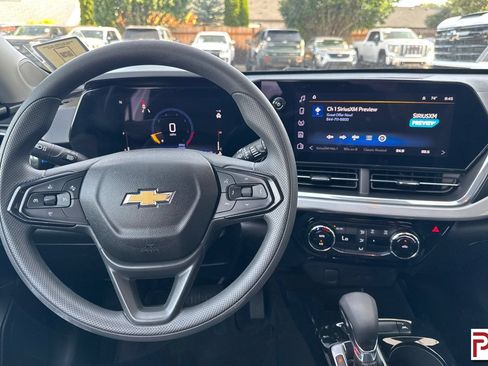 Used 2024 Chevrolet Trax LT FWD image 15