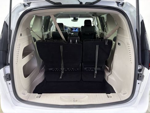 Used 2024 Chrysler Pacifica Touring-L FWD image 17