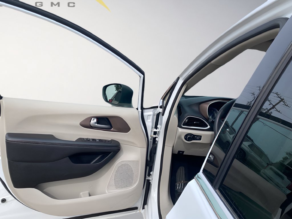 Used 2023 Chrysler Voyager LX FWD image 18