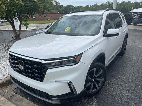 Used 2024 Honda Pilot Touring image 2