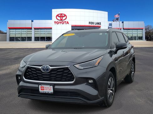 Used 2022 Toyota Highlander XLE image 2