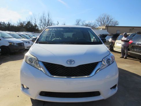 Used 2014 Toyota Sienna L FWD image 2