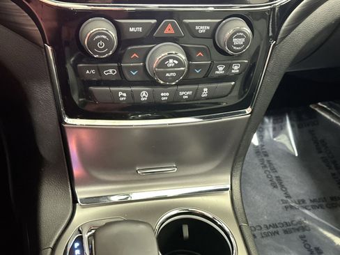 Used 2019 Jeep Grand Cherokee Laredo image 27