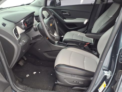 Used 2022 Chevrolet Trax LT w/ Premium Seat Package image 7