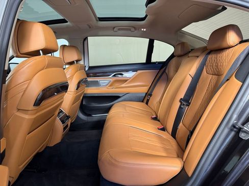 Used 2022 BMW 750i xDrive w/ Executive Package image 31