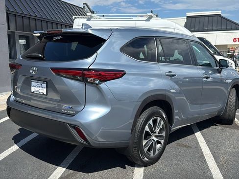 Used 2021 Toyota Highlander XLE AWD/4WD image 3