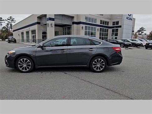 Used 2018 Toyota Avalon XLE image 18