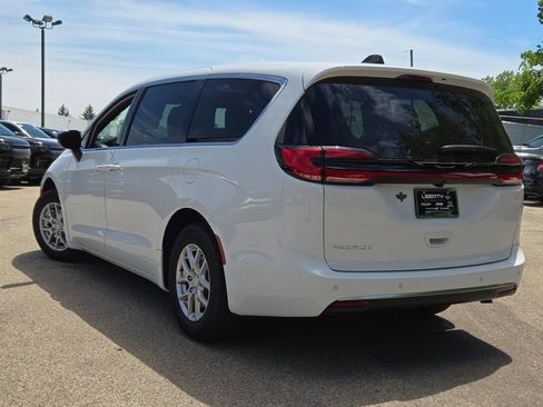 New 2027 Chrysler Pacifica Select FWD image 15