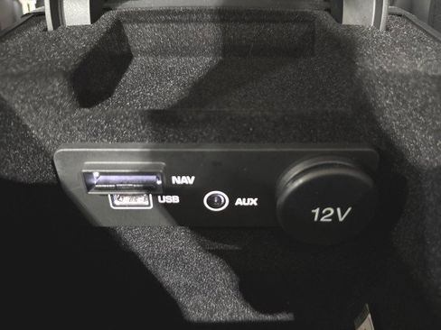 Used 2017 Jaguar XE Premium image 75