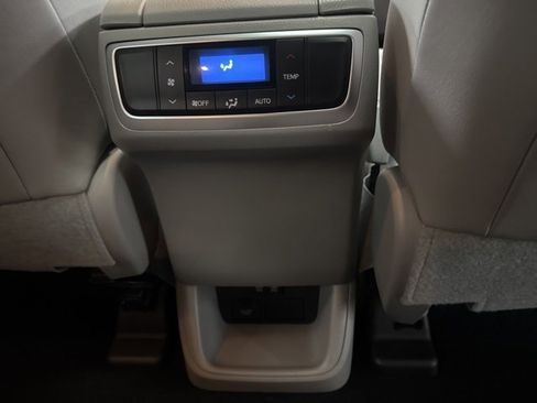 Used 2019 Toyota Highlander XLE image 15