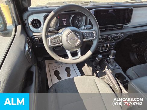 Used 2025 Jeep Wrangler Unlimited Sahara AWD/4WD image 10