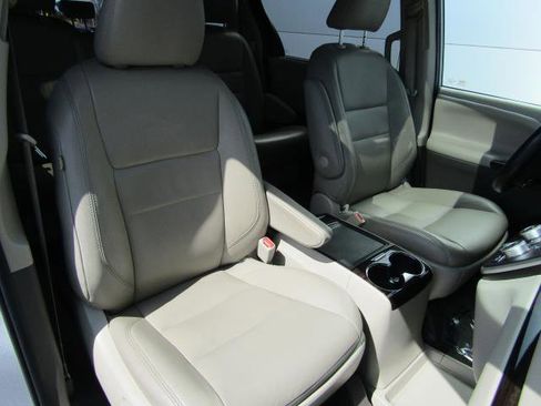 Used 2020 Toyota Sienna XLE image 11