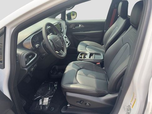 New 2027 Chrysler Pacifica Select AWD/4WD image 9