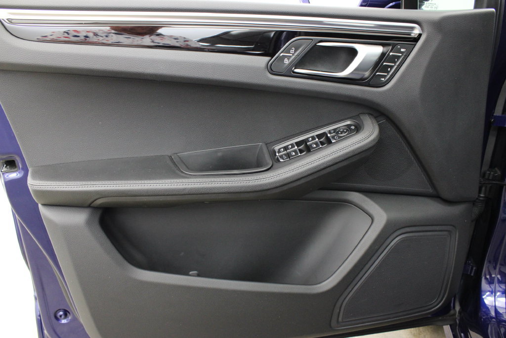 Certified 2023 Porsche Macan AWD/4WD image 39