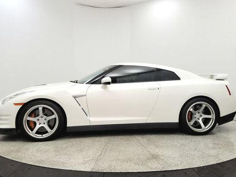 Used 2016 Nissan GT-R Premium AWD/4WD image 2