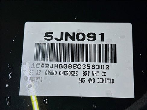 New 2025 Jeep Grand Cherokee Limited w/ Luxury Tech Group II image 24