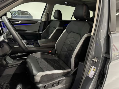 Used 2025 Volkswagen Atlas Peak Edition SE image 25