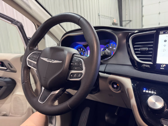Used 2024 Chrysler Pacifica Touring-L FWD image 13