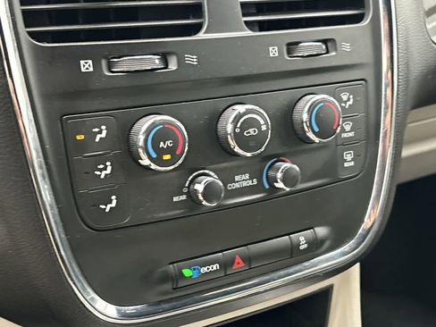 Used 2019 Dodge Grand Caravan SXT image 16