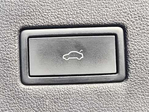 Certified 2022 Volkswagen Tiguan SE R-Line FWD image 28