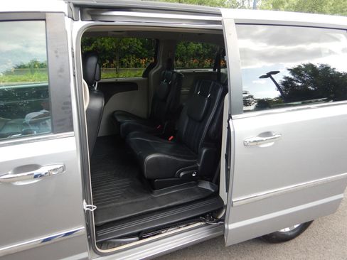 Used 2016 Chrysler Town & Country Touring w/ Driver Convenience Group FWD image 15