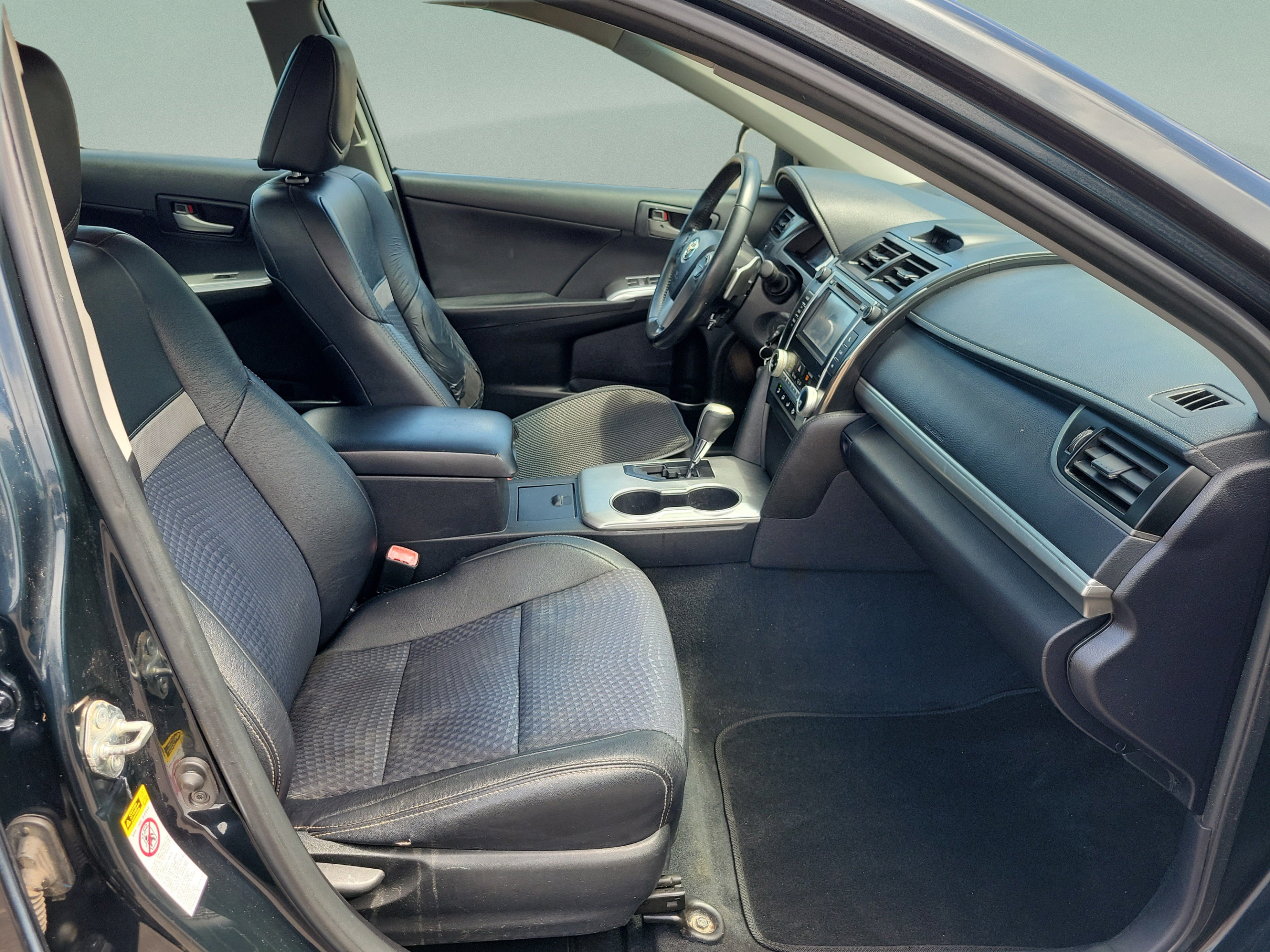Used 2014 Toyota Camry SE FWD image 17