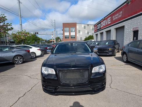 Used 2019 Chrysler 300 Limited AWD/4WD image 4